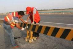 維修公路護(hù)欄