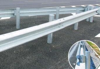 高速波形護(hù)欄板在公路