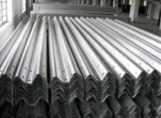 波形護(hù)欄板成為目前公路建設(shè)上的一道重要標(biāo)志