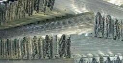 波形護(hù)欄板引路人走正確路