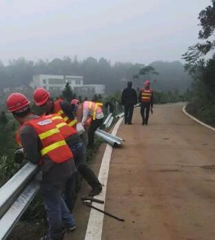 湘潭市全面啟動公路波形護(hù)欄安全防護(hù)工程