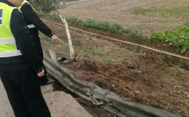 河道整治拆裝護欄 路政巡查監(jiān)管忙