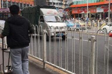 市民擔(dān)心護欄過高易致人命