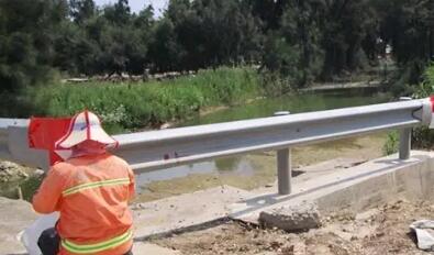 宿松加大投入提升農(nóng)村公路護(hù)欄安全性能