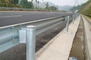 波形護(hù)欄板專業(yè)技術(shù)維修服務(wù)