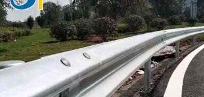 全國開展波形護欄維護整修工作