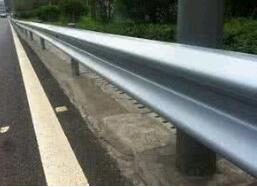 波形護(hù)欄板的優(yōu)點特征