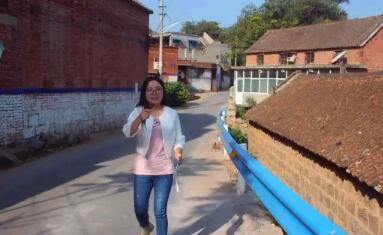 安裝波形護(hù)欄 保障群眾安全