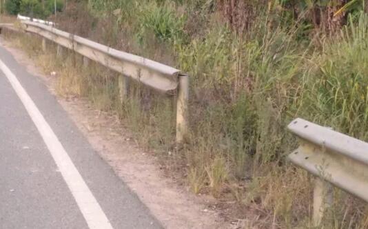 被破壞的波形護(hù)欄板