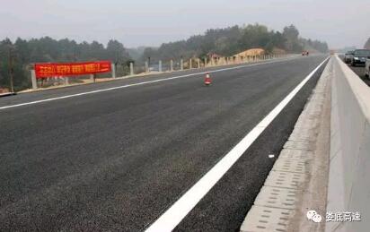 高速上面層攤鋪